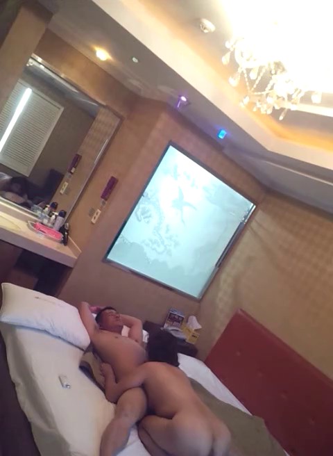 中年富商老板约啪出轨人妻少妇情人大叔是位老司机猛抠BB清脆水声咕叽咕叽响骚货欲仙欲死的叫唤玩够再操