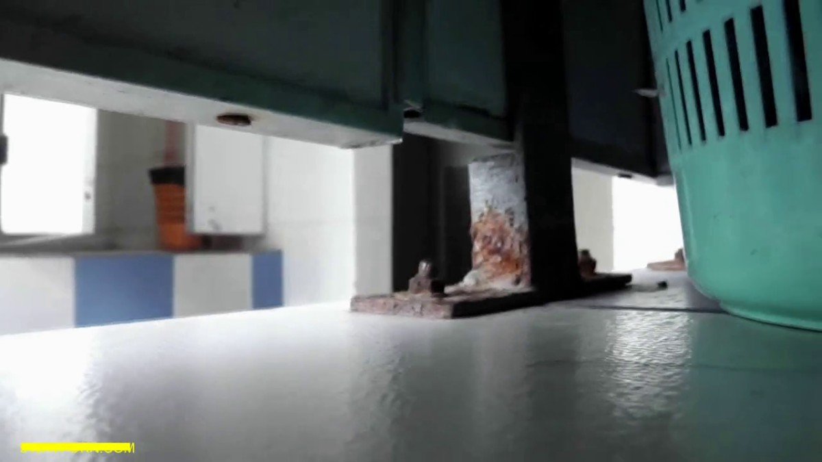 大胆怪盗坑神溜进国内某职业高校女生洗手间多角度偸拍妹子们上厕所出现搞笑一幕妹子的BB不知咋弄的粘了好多纸屑