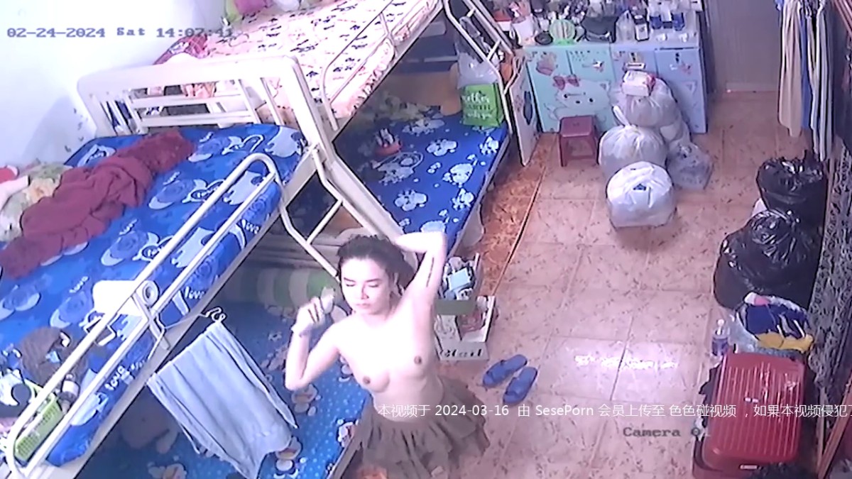 保安队长利用职务之便 偷偷在员工宿舍安装摄像头偷拍美女在宿舍内换衣服