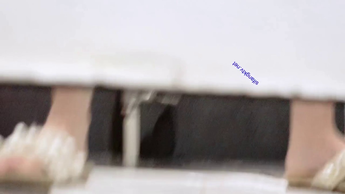 商场女厕全景偷拍二次入镜的清纯美女嫩穴❤️拥有无与伦比的诱人优势