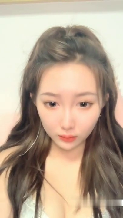 逼逼粉嫩无毛高颜值妹子道具自慰秀 两根震动棒一起上抽插粉穴非常诱人 很是诱惑喜欢不要错过