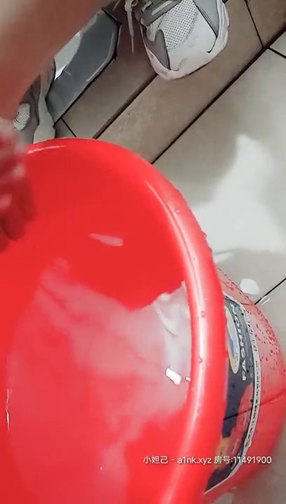 真实【叔叔侄女乱伦】侄女考不上大学被叔叔完全开发趁做家务干一炮，超粉无毛嫩穴吟叫非常动听