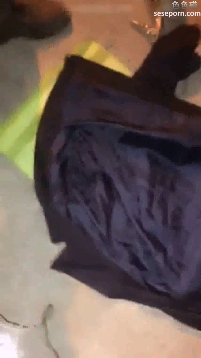 美女主播按照网友要求直播半夜穿高跟鞋超短裙故意勾引摩的司机野战,全程对白