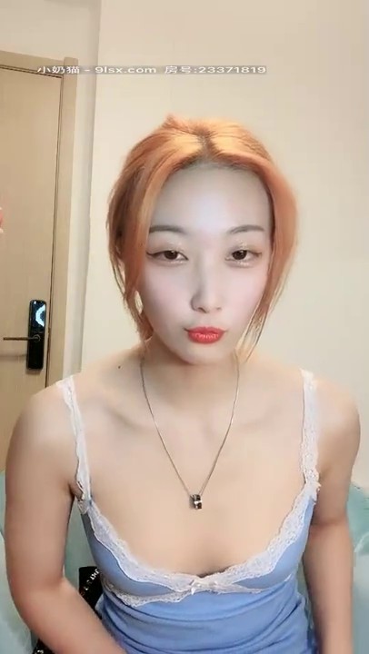 神山满月高颜值美女情趣装自摸诱惑，慢慢脱掉掰穴自摸近距离特写