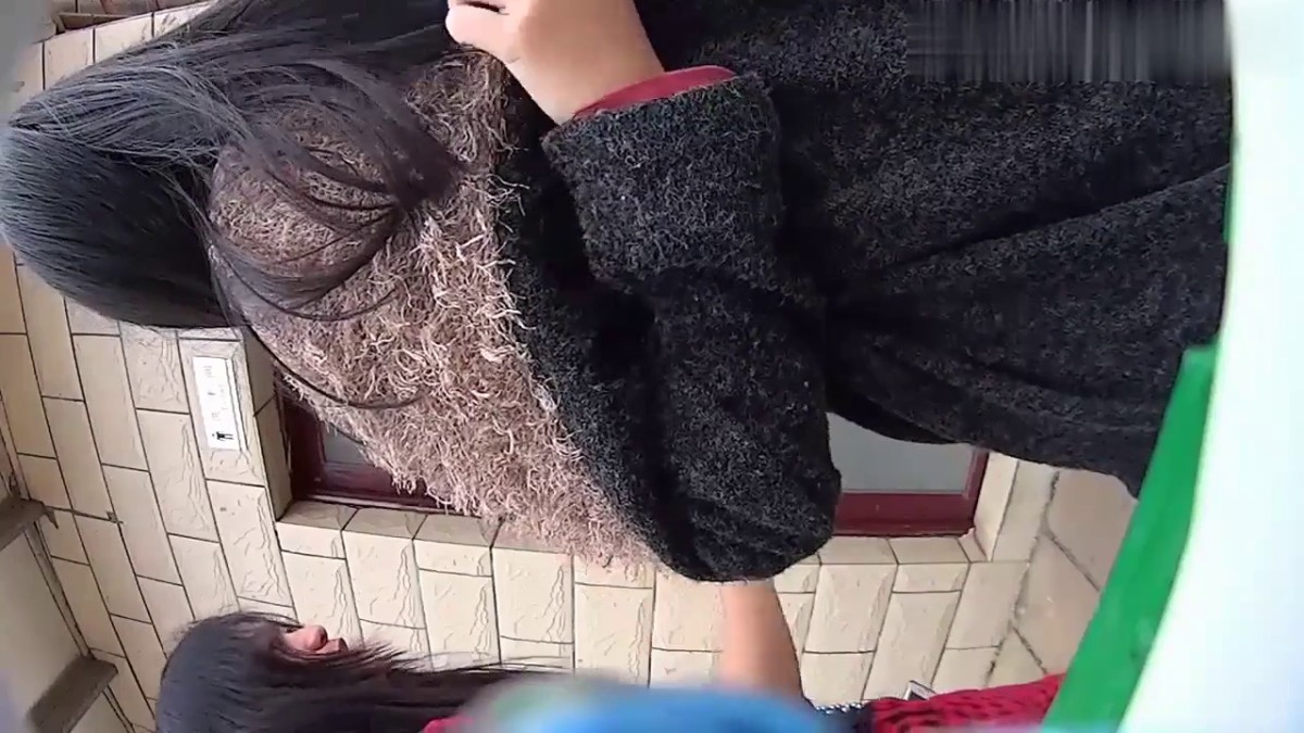 国内厕拍大神潜入师范学院操场女厕偷拍 来上体育课的学妹尿尿