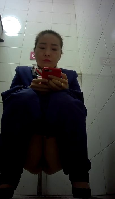 国内厕拍大神潜入电信营业厅女厕偷拍 制服女职员尿尿少妇的大姨妈把内裤都染红了
