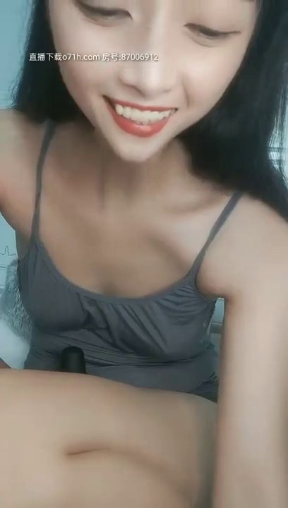 C月月高颜值性感肥臀妹子道具自慰诱惑，吊带装衬衣大黑牛震动翘屁股特写