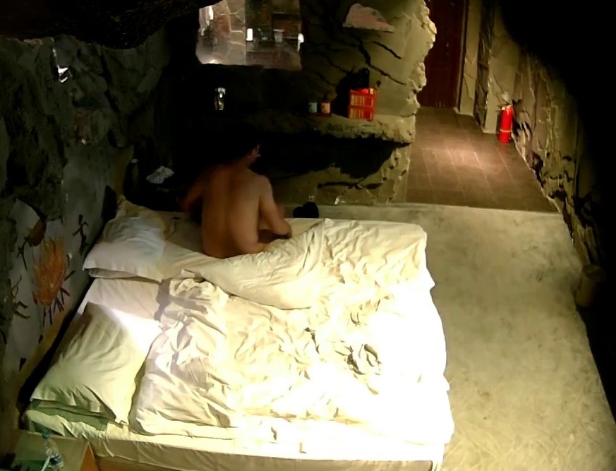 老牛吃嫩草中年男带着美乳小情人开房啪啪干完请她吃牛肉丸