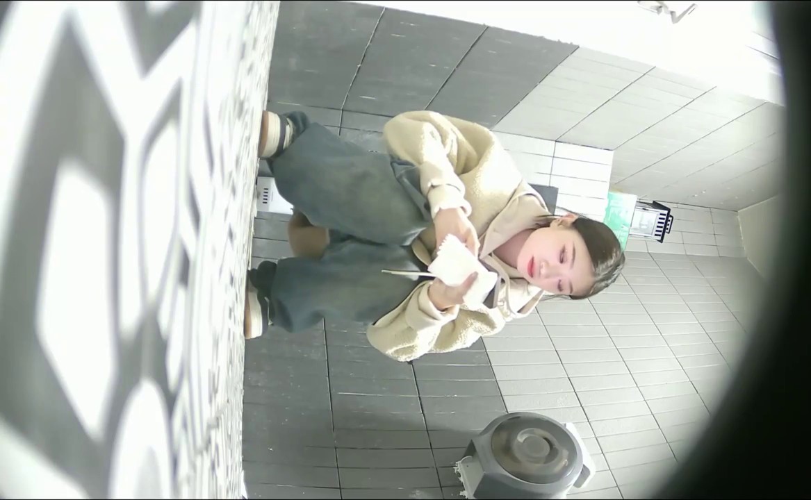 二月新流出魔手外购❤️写字楼女厕前后景双视角偷拍自带一包卫生纸的气质无毛靓妹大号篇