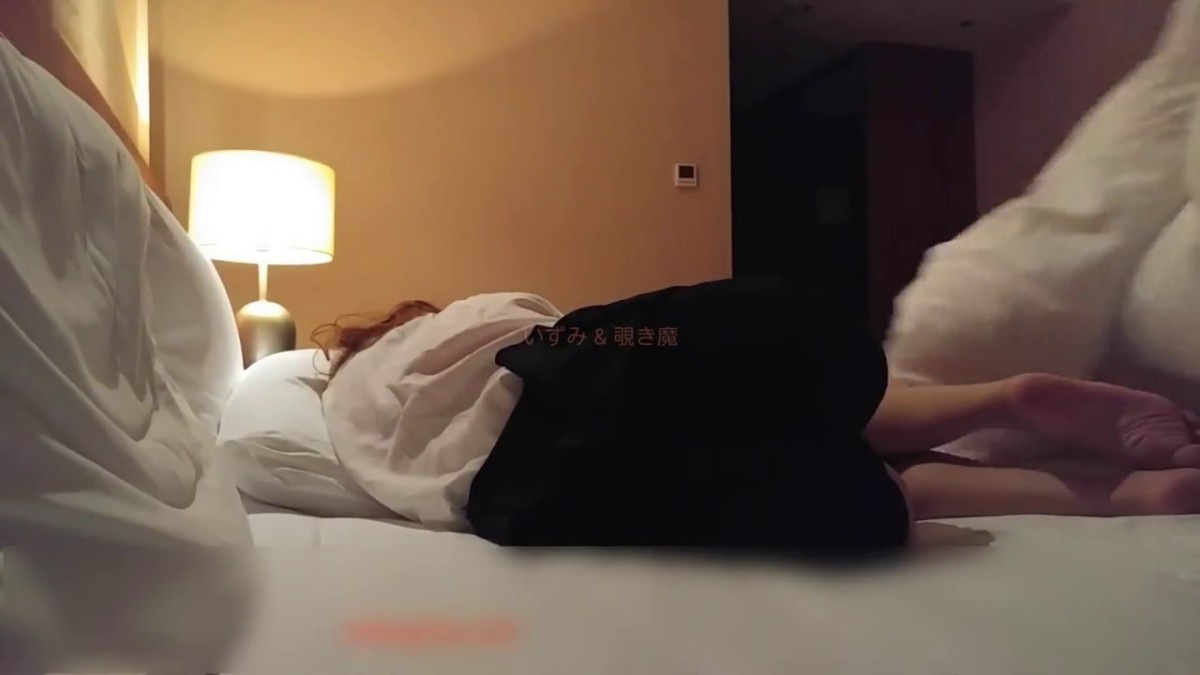 啤酒里下药迷奸酒吧里的漂亮的美女