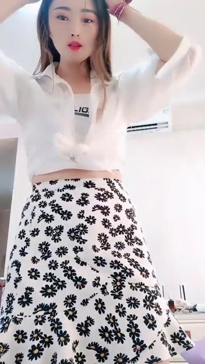 淫荡红唇骚女大白天驾车和炮友户外车震，后座口交舔屌张开双腿抽插，上位骑乘自己动，大屁股上下套弄闭眼享受