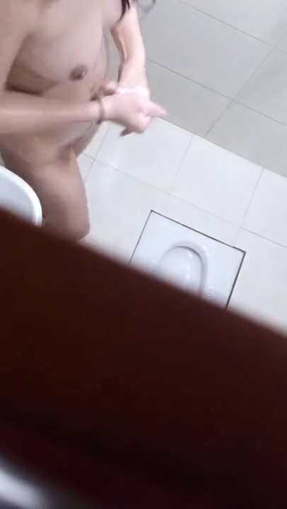 女友闺蜜来玩留宿家里 屌丝哥在浴室前提前放好新买的高清设备偷拍她洗澡洗发水用完了竟然用牙膏洗逼