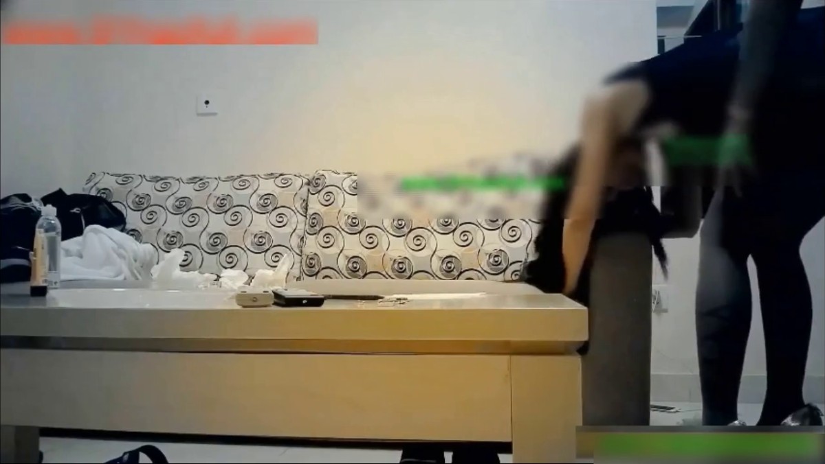 大屌猛男重金大战身材高挑长发气质外围女模沙发上各种体位爆插大叫老公受不了啦快呀不行了对白淫荡未流出版