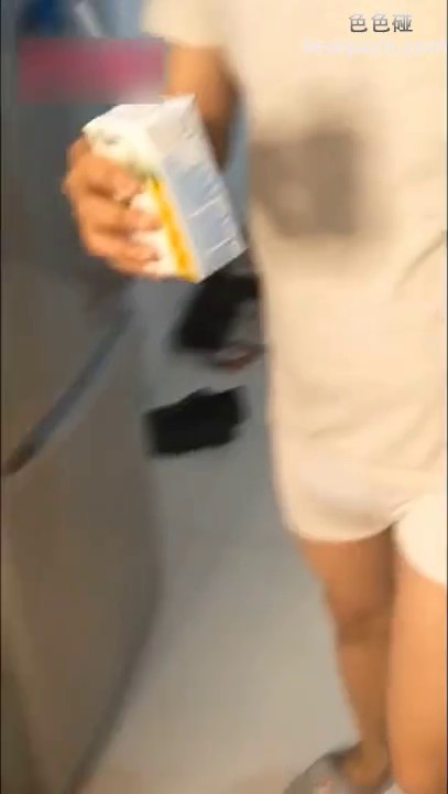 胸大性感的美女豆芽姐晚上喝醉酒误闯隔壁陌生男邻居家倒在床上睡着后被男趁机诱惑霸占身体啪啪!国语!