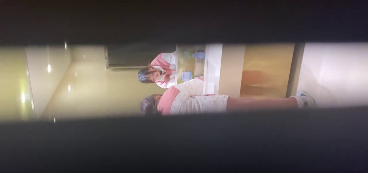 女厕偷拍躲厕所偷偷掰开逼