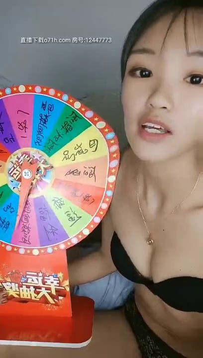 父女哦高颜值嫩妹和中年男啪啪，口交舔弄跳蛋塞逼上位骑坐毛毛浓密