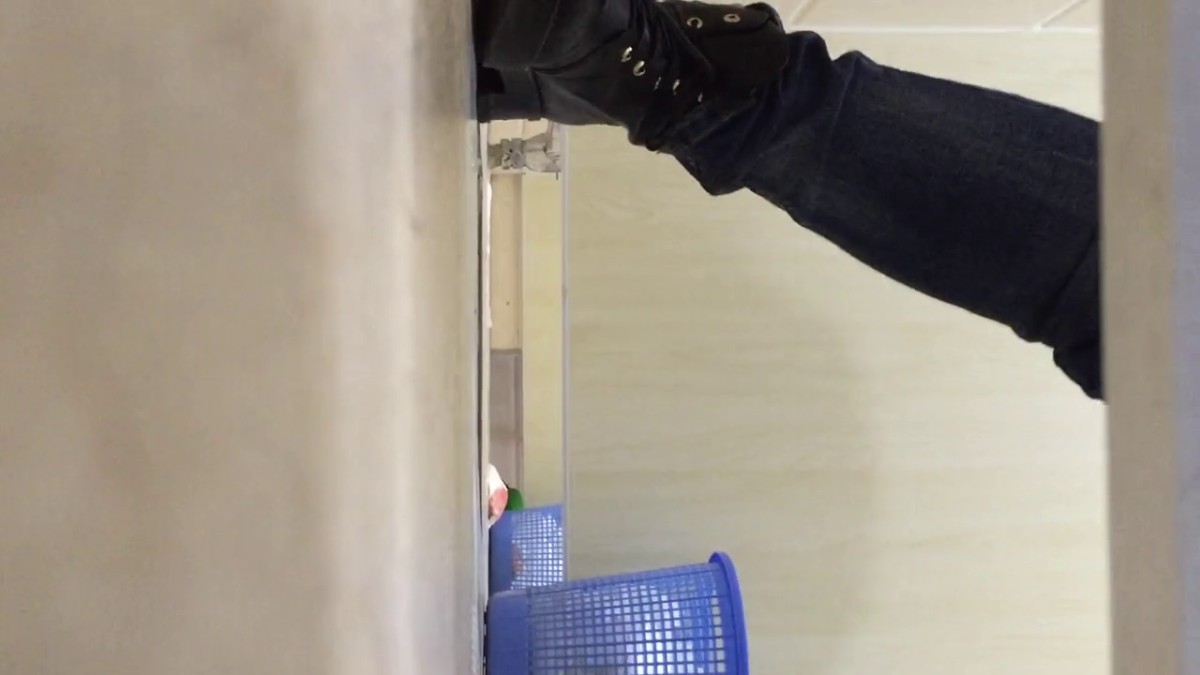 三月流出精品厕拍❤️女厕前景高清偷拍美女尿尿少妇尿很急