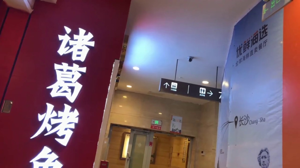 都市坑神潜入国内某大型购物广场蹲守女卫门口跟进去现场实拍专挑漂亮好气质美女上厕所天然白虎一线天极品