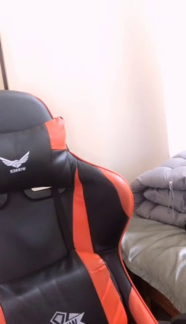 逼逼无毛妹子学生制服黑色网袜 椅子上道具抽插跳蛋震动自慰 很是诱惑喜欢不要错过