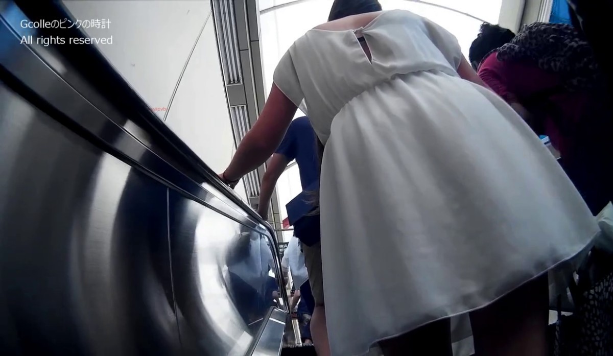 作死CD大神地铁商场先搭讪问路然后撩裙偸拍多位小姐姐裙底美少妇好多阴毛露出来(被妹子发现翻车)1 (1)_(new)