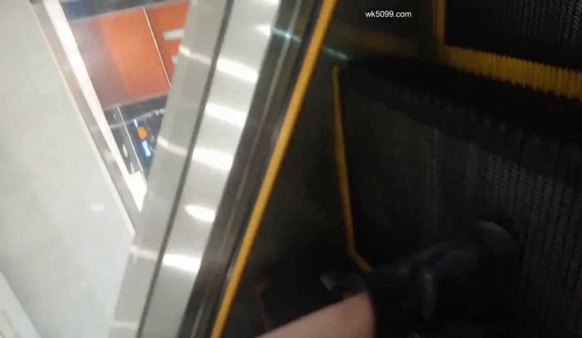 偷拍大师商场四处游荡尾随颜值美女偷拍裙底风光 扶手电梯CD个有小跟班没穿内裤