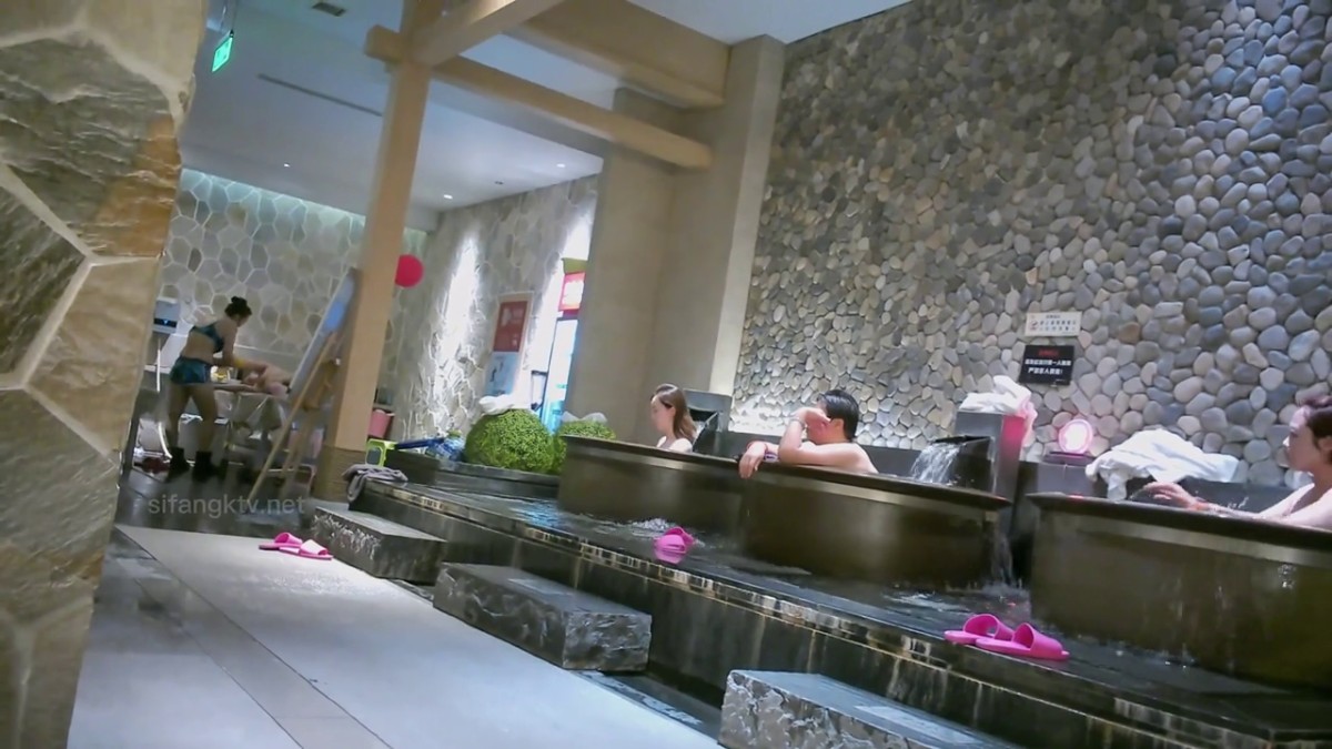 -一镜到底真实偸拍温泉洗浴女士区内部春色，环肥燕瘦各种身材多个年龄段，腋毛女搓逼洗的仔细.