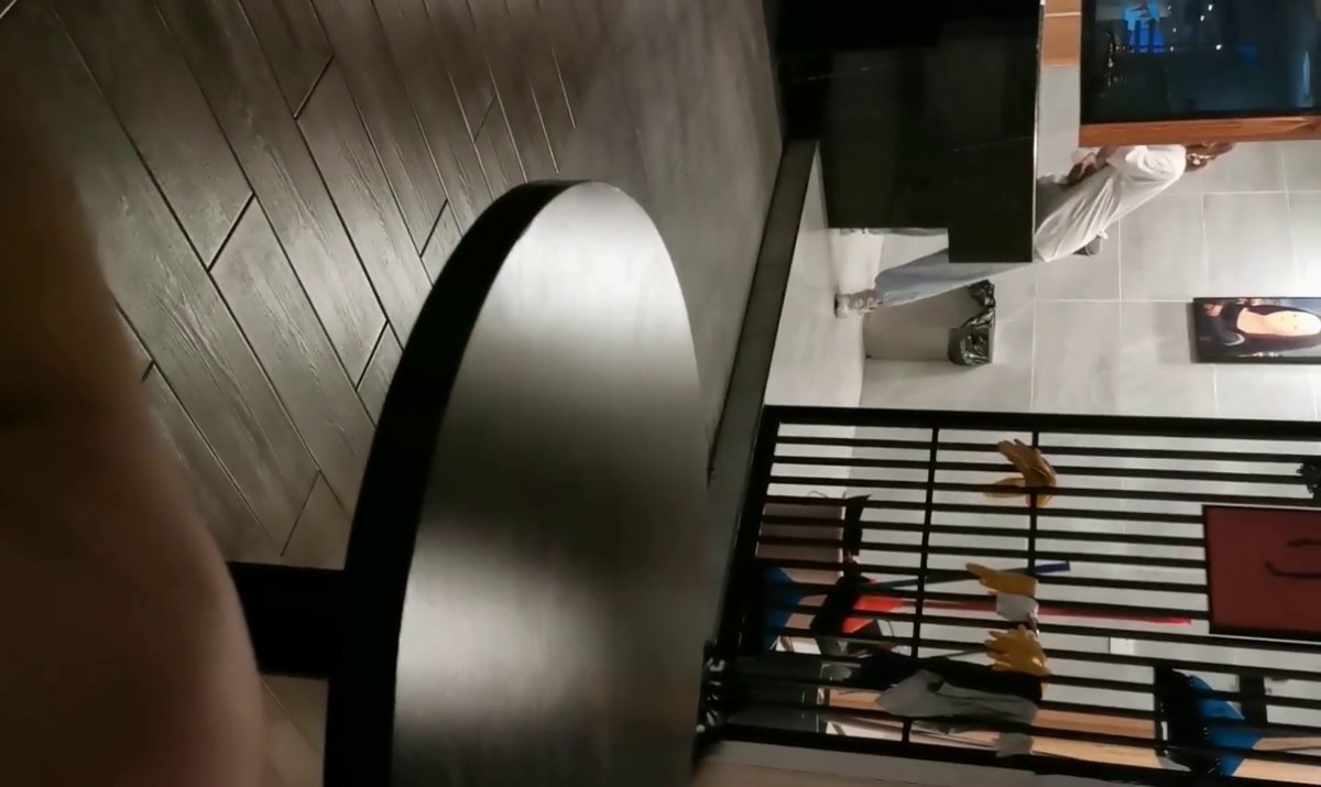 -六月最新流出 魔手 外购大神潜入某大厦写字楼 女厕《手持闯拍》其中几个颜值美女.