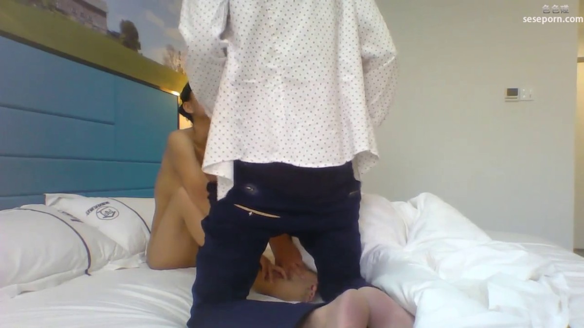 小彬哥约炮身材苗条的美女大学生妹子到家里啪啪