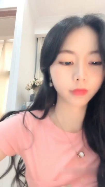 高颜值美女丑曦抖臀诱惑收费秀 苗条身材翘着屁股摇摆非常诱人近距离特写逼逼 很是诱惑不要错过