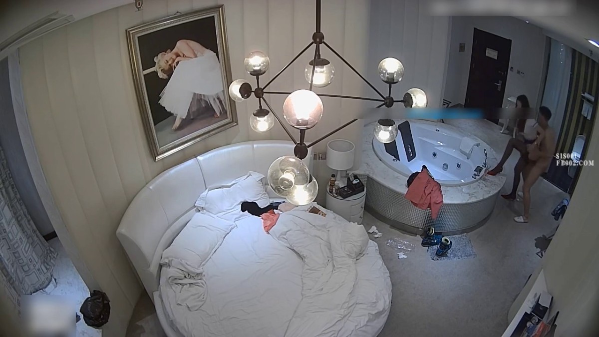 高挑性感气质美女太让人冲动沸腾啊，在酒店操了一次不够换上情趣服饰再啪啪插，大长腿夹着销魂给力啊【水印】