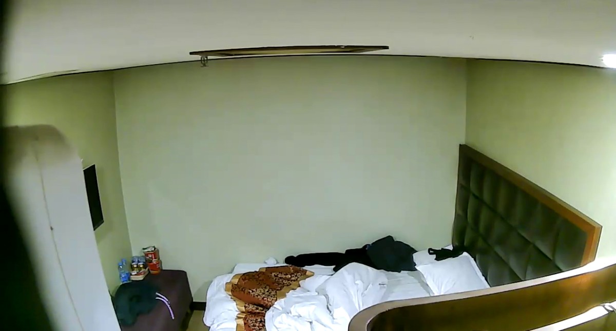 小旅馆偷拍小伙和单位已婚少妇开房偷情准备开干女友来电话了假扮电话信号不好把机挂了