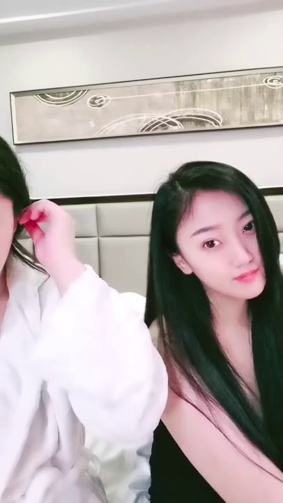 夺命大腚 两个丰满新人妹子，露脸道具自慰，相互玩耍，后入道具插穴两个骚货真会玩