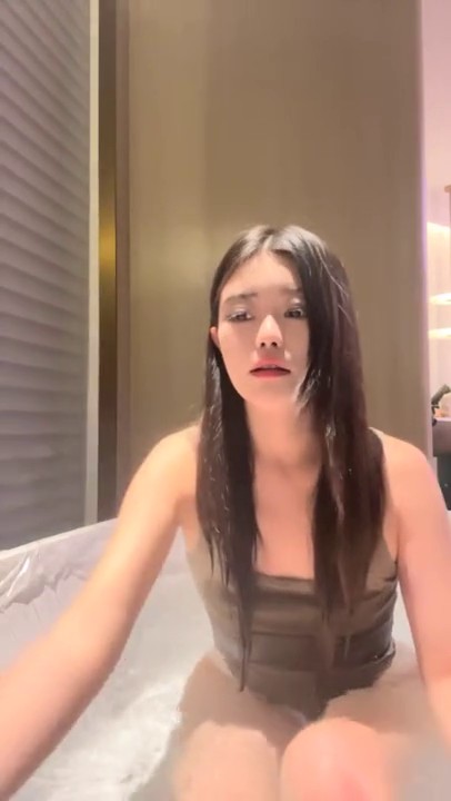 酒吧嗨喝醉，酒店开房自慰，多么激情四射的一夜，刺激.