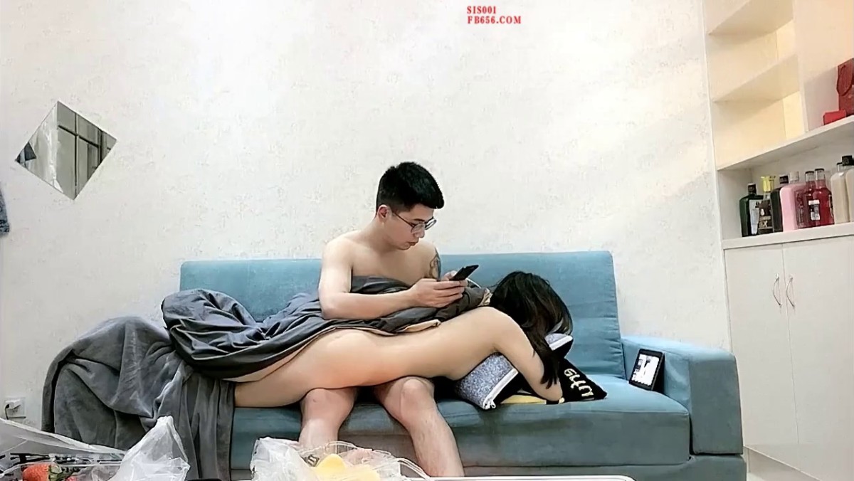 漂亮好身材妹子约到家里脱光光趴在腿上看视频，这好性福啊 是不是摸摸白嫩光滑翘臀，鸡巴硬骑乘抽插【水印】