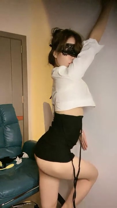 性感小骚货！爆乳红唇包臀裙！翘起屁股若隐若现，骑乘位扭动细腰，炮友爆操骚逼