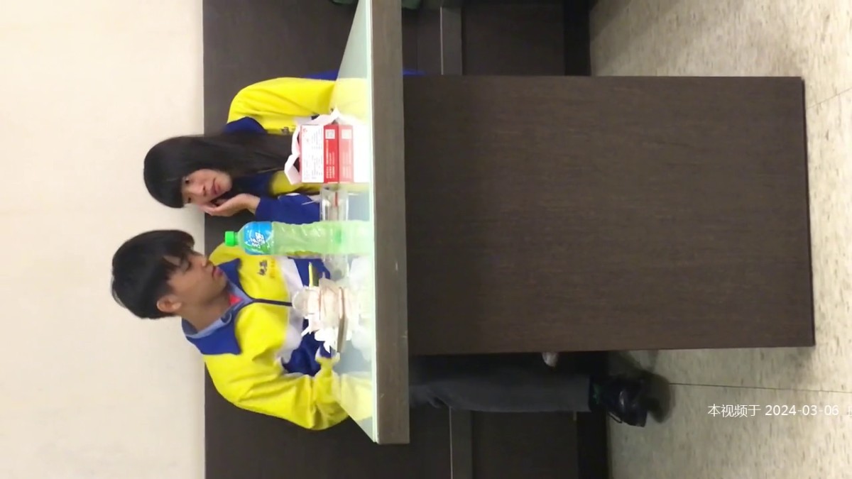 快餐店一对撒狗粮的学生情侣很嗨 转眼就被大叔拍了小嫩逼