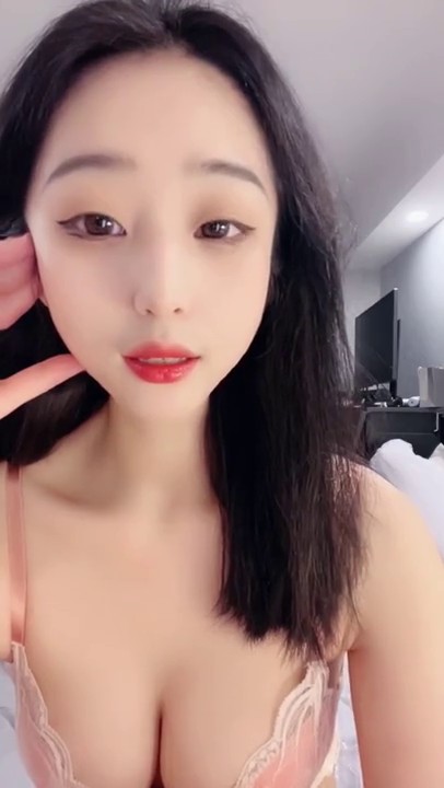 国民榨精女神【航空大学学妹菲菲】露脸福利，脸穴同框，道具自慰，私处肥厚有特点，美到起飞.