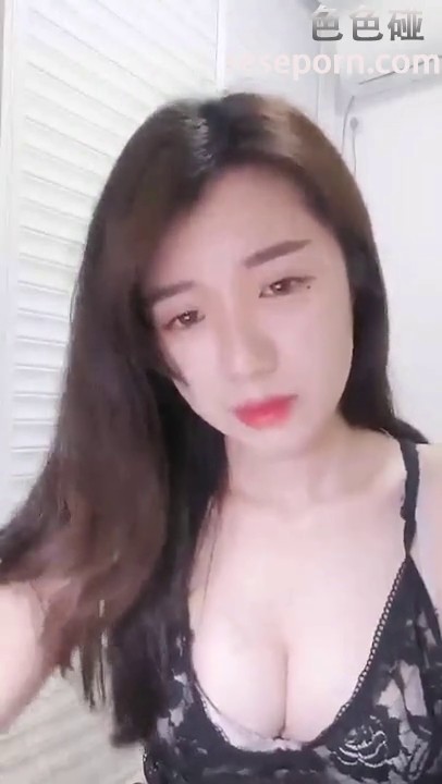 打飞机推荐宅男女神萝莉菲菲最新无码录制各式性感内衣掰穴让狼友草她