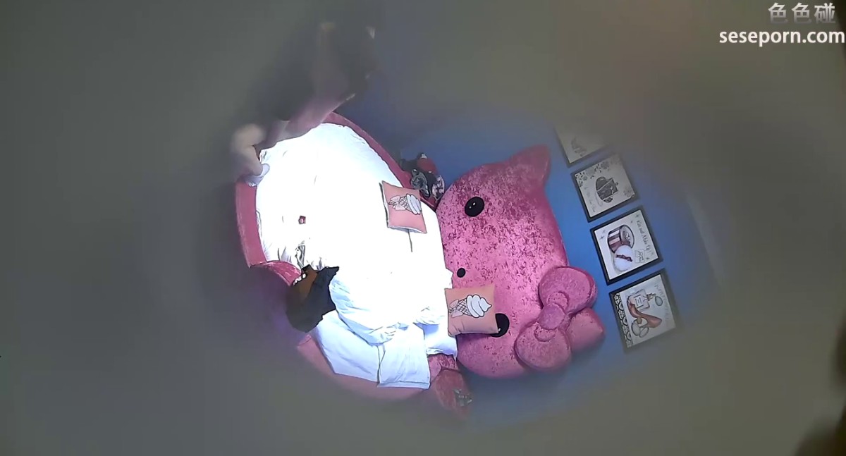 精品小旅馆情趣房偷拍一对文化范的技术控情侣为了更贴近肌肤相互刮对方性器官的毛毛