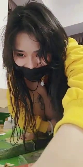 看这骚逼把自己玩的电钻狂插骚逼喷牛奶，茄子黄瓜加鸡蛋轮换塞逼，叫声骚浪高潮不断这逼真是无敌了