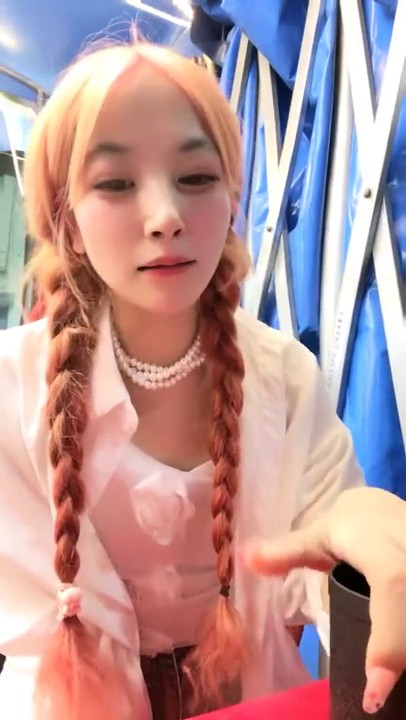 乔宝快喷极品小萝莉，户外露出！惊险又刺激！【乔宝快喷啊】，胆大包天，在火锅店吃火锅，然后到外面尿尿，卫生间里全裸啊