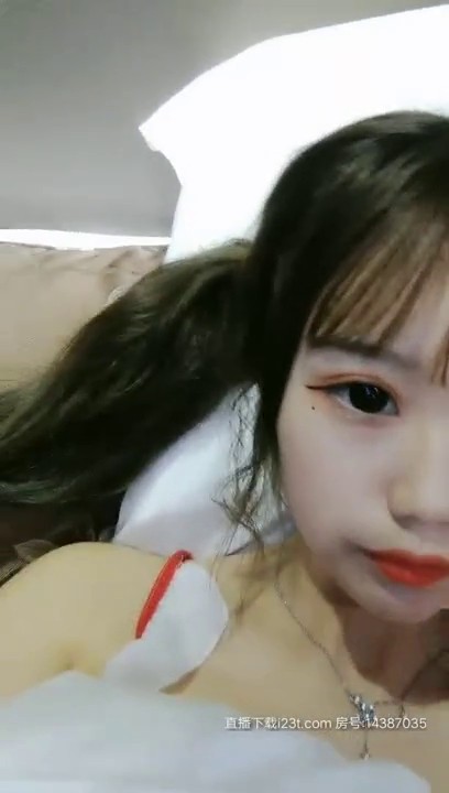 橙橙小萝莉夜晚学生制服露出，回酒店情趣装后入爆菊口交足交