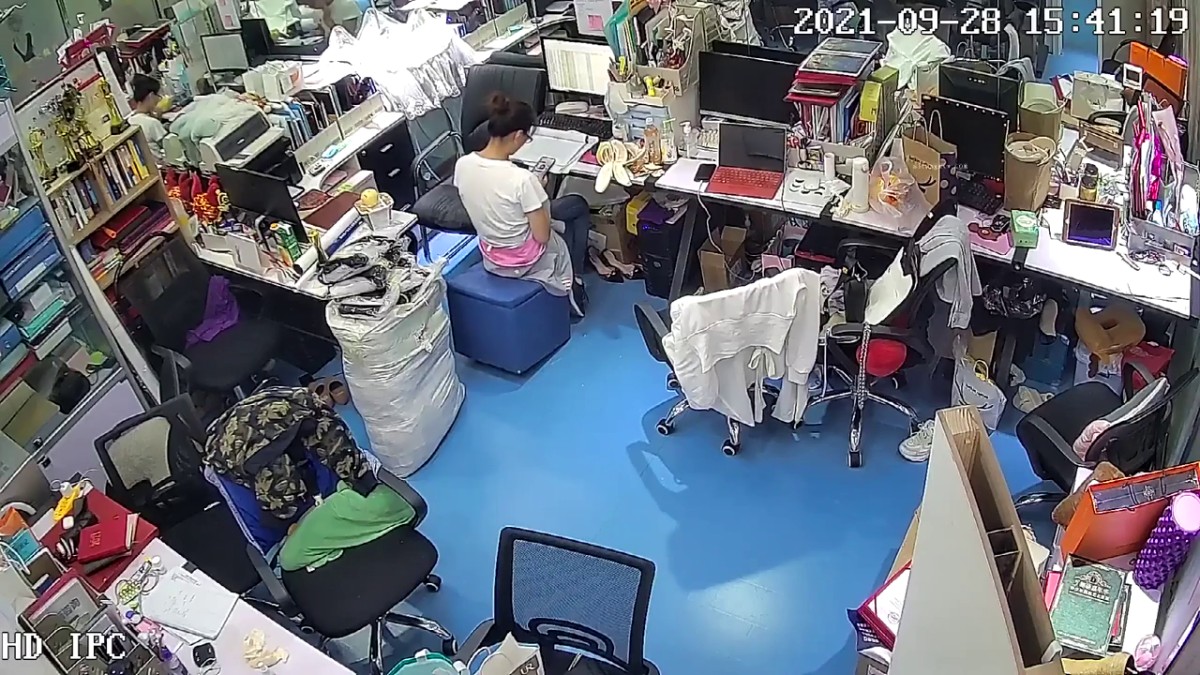 《黑客破解摄像头》偷窥舞蹈培训班年轻的美女老师们换