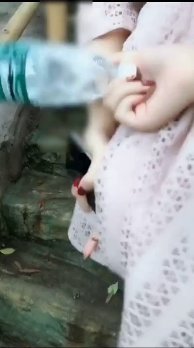 高颜值性感美女公园游玩时被好色男搭讪挑逗后在凉亭啪啪,旁边还有人坐在那里,说：快点操,用力干我.有人啊!