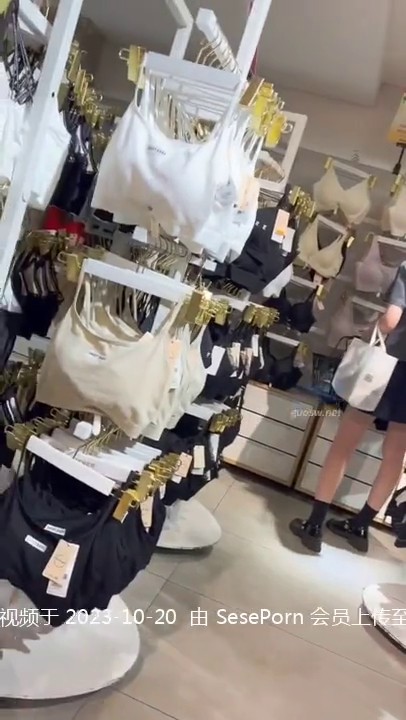 偷窥漂亮眼镜小姐姐超市跟随偷窥逛内衣店的眼镜小姐姐 皮肤白皙 小内内卡在大肥屁屁里超性感 门户饱满