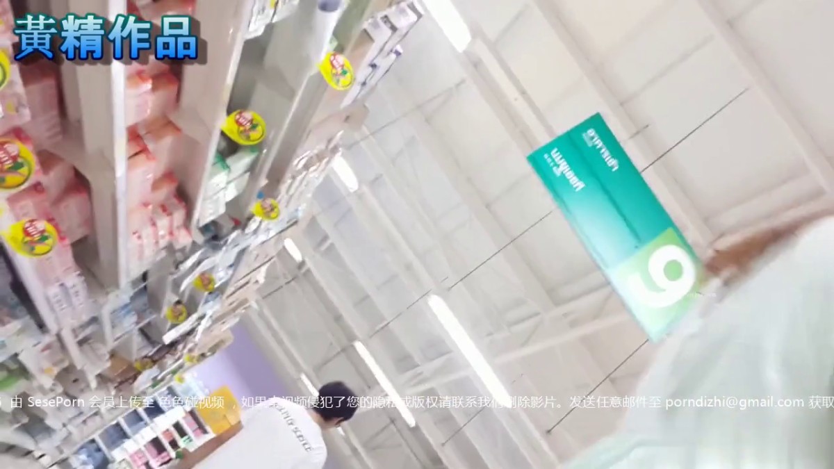 大型商场跟踪抄底长裙美女 竟然没有穿内裤看到她的多毛小黑鲍了