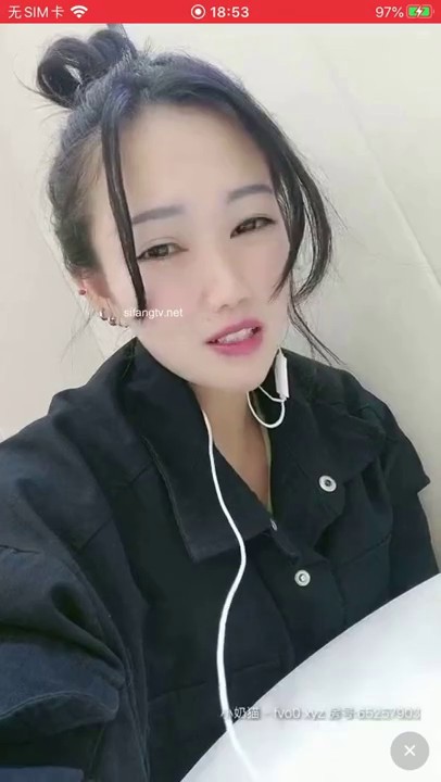 小妖精美女【泡面】带着大黑牛在奶茶店喝着奶茶紫薇，时刻注意周边克制高潮，但还是忍不住地上喷了很多淫水！