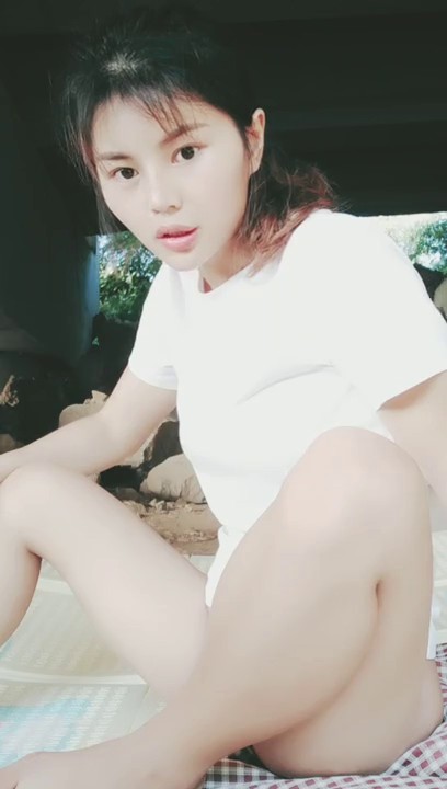 户外大桥下风骚少妇露脸给眼镜小哥舔鸡巴，揉奶玩逼给狼友看，撅着屁股让小哥后入爆草菊花