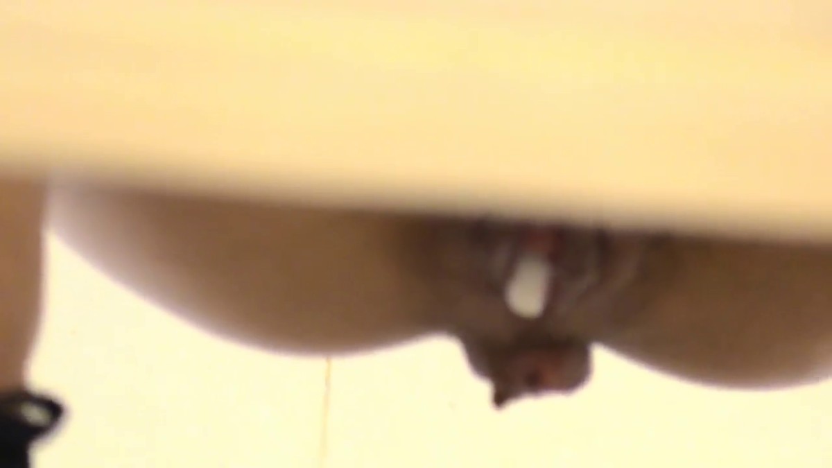 都市坑神购物广场商业街女卫生间门口蹲守碰见年轻美眉就进去偸拍美女服务员排卵期内裤上分泌物好多啊