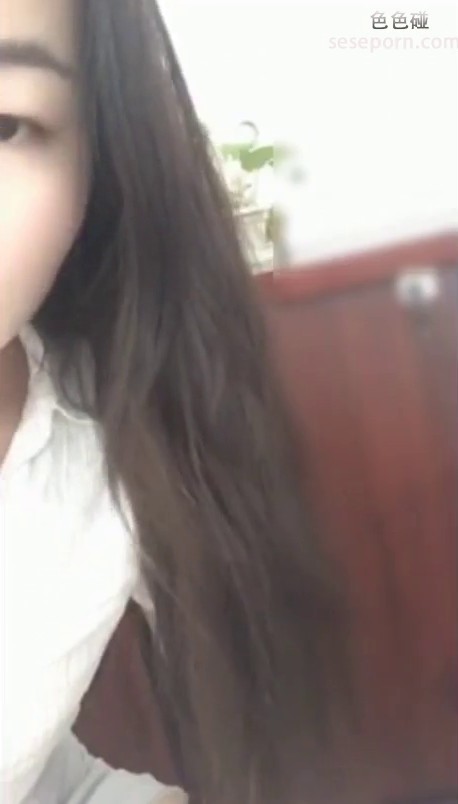 上班族瑶瑶趁中午同事出去吃饭在办公室漏奶漏逼跳蛋自慰